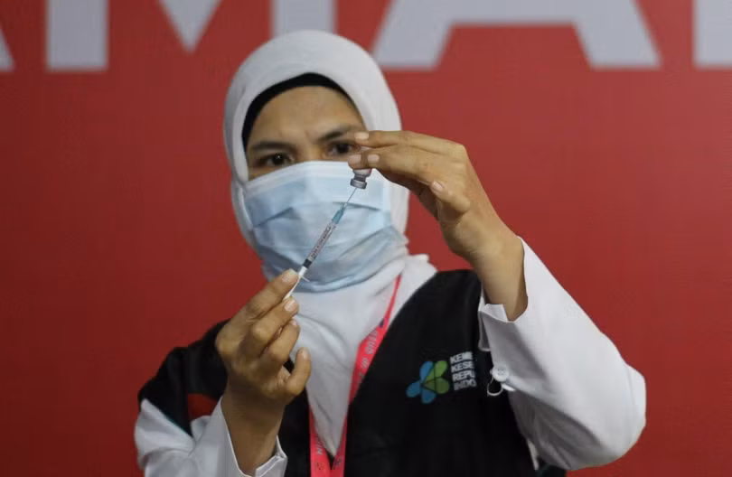 Một nhân viên y tế Indonesia đang chuẩn bị mũi tiêm vaccine COVID-19 của Sinovac (Ảnh: AsiaTimes)