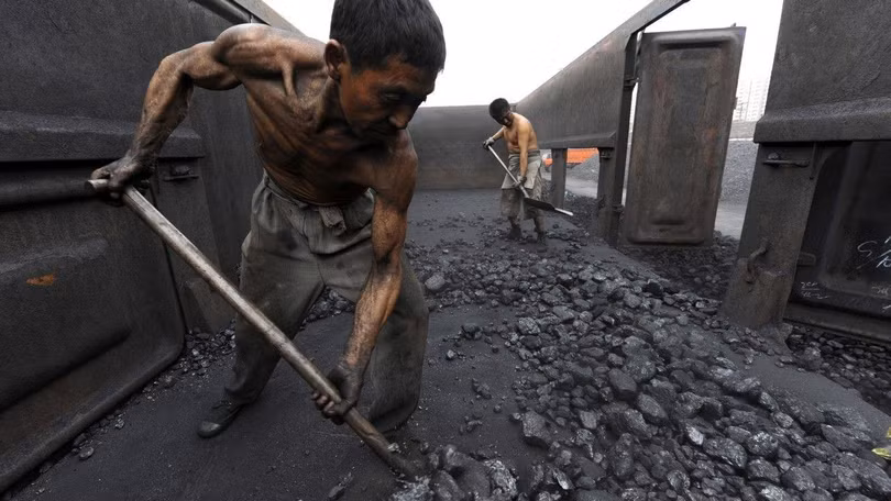 Những công nhân "phổi đen" ở Trung Quốc có mức thu nhập tháng thê thảm (Ảnh: Yahoo News)