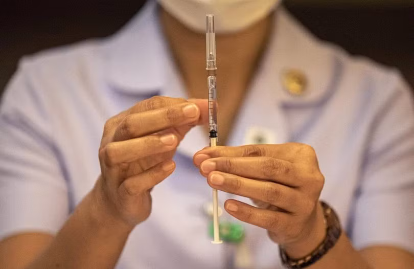 Một y tá đang chuẩn bị mũi tiêm vaccine ngừa COVID-19 của AstraZeneca (Ảnh: Bloomberg)