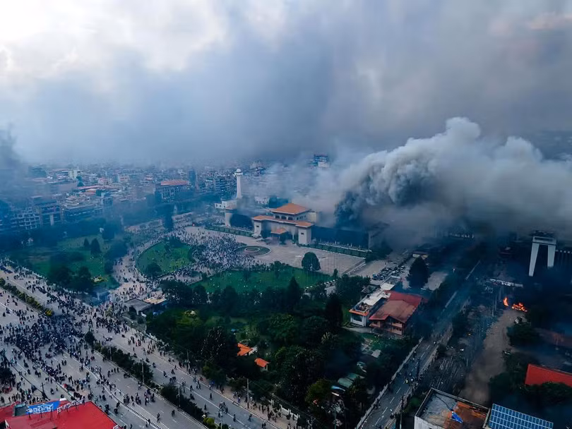 Một cảnh quay trên không cho thấy những người biểu tình đốt lửa khắp thủ đô Kathmandu, bao gồm cả tòa nhà Quốc hội, vào ngày 9/9. Ảnh: Getty.
