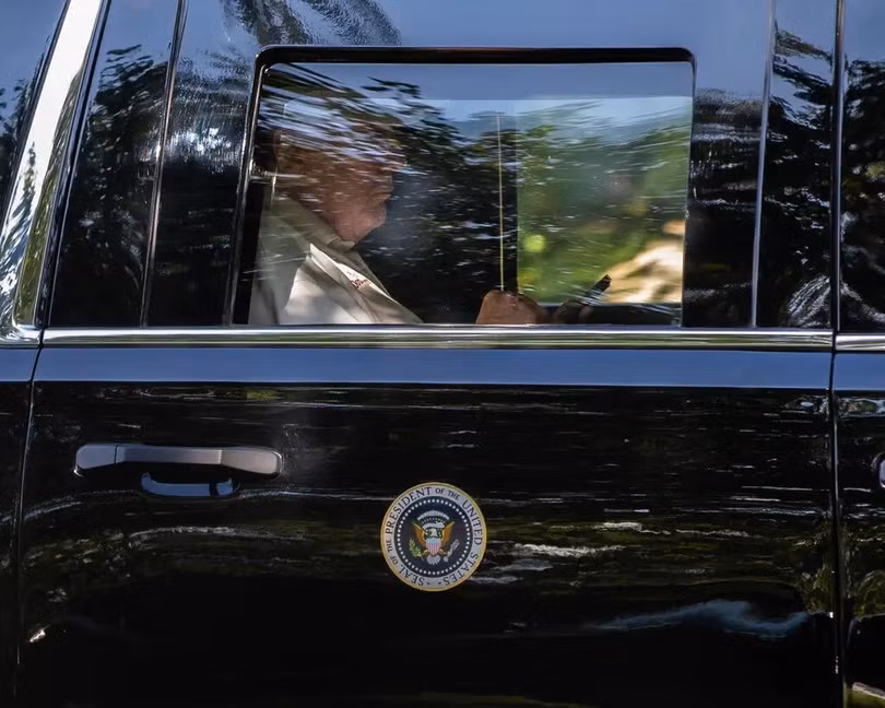 Tổng thống Mỹ Donald Trump đang nhìn vào điện thoại di động khi rời khỏi câu lạc bộ golf ở Virginia vào trong hôm 31/8. Ảnh: NYTimes.
