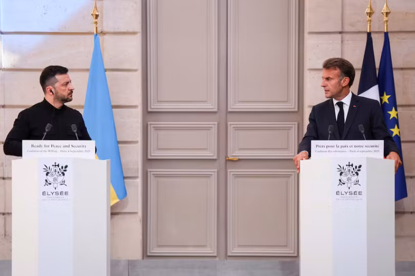 Tổng thống Ukraine Volodymyr Zelensky (trái) và Tổng thống Pháp Emmanuel Macron phát biểu trong buổi họp báo sau Hội nghị thượng đỉnh Liên minh sẵn sàng, tại Điện Elysee, Paris, Pháp vào ngày 4/9. Ảnh: Reuters.