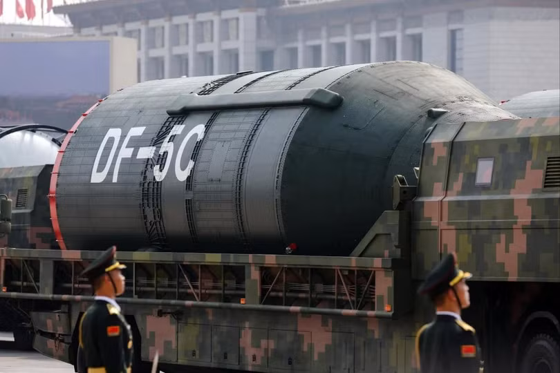 Tên lửa hạt nhân chiến lược liên lục địa nhiên liệu lỏng DF-5C mới đã được ra mắt tại cuộc diễu hành Ngày Chiến thắng hôm 3/9 ở Bắc Kinh. Ảnh: EPA.