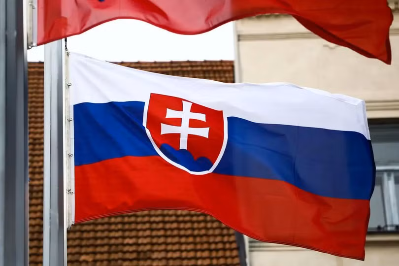 Quốc kỳ Slovakia trong ngày bầu cử Quốc hội tại Trnava, Slovakia, vào ngày 29/2/2020. Ảnh: Getty.