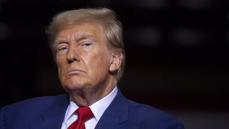 Tổng thống Mỹ Donald Trump gây sức ép cho Ukraine phải đạt được thỏa thuận với Nga. Ảnh: Getty.