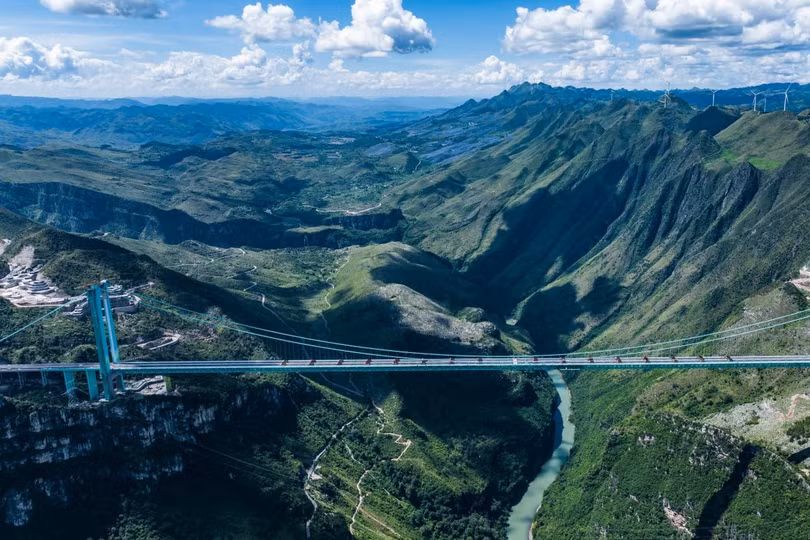 Cầu Grand Canyon Hoa Giang ở tây nam Trung Quốc mất 3 năm để xây dựng. Ảnh: Xinhua.