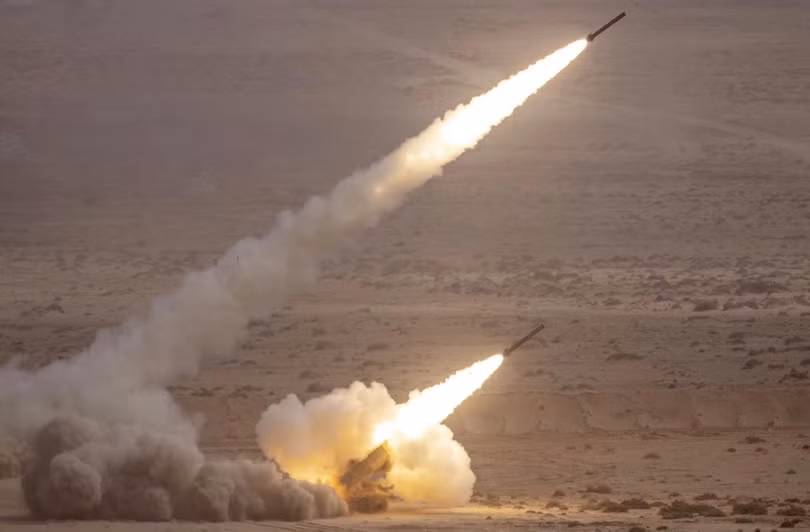 Hệ thống pháo phản lực cơ động cao M142 (HIMARS) của Hoa Kỳ khai hỏa loạt đạn trong cuộc tập trận quân sự thường niên "Sư tử châu Phi" lần thứ hai tại khu vực Tan-Tan ở tây nam Maroc vào ngày 30/6/2022. Ảnh: aFP.