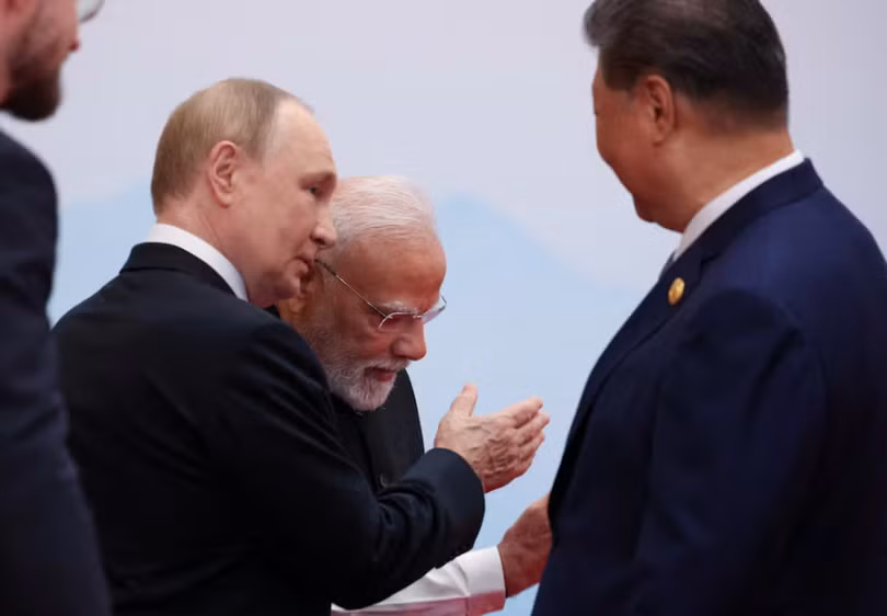 Chủ tịch Trung Quốc Tập Cận Bình, Thủ tướng Ấn Độ Narendra Modi và Tổng thống Nga Vladimir Putin trong cuộc họp tại hội nghị thượng đỉnh Tổ chức Hợp tác Thượng Hải (SCO) ở Thiên Tân, Trung Quốc, ngày 1/9. Ảnh: Reuters.