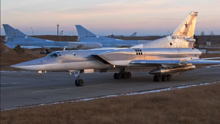 Máy bay ném bom tầm xa Tu-22M3 Nga tập luyện tấn công giả định các mục tiêu NATO 2.png