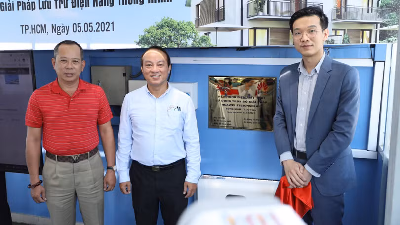 Các đại diện tham gia lễ công bố dự án.