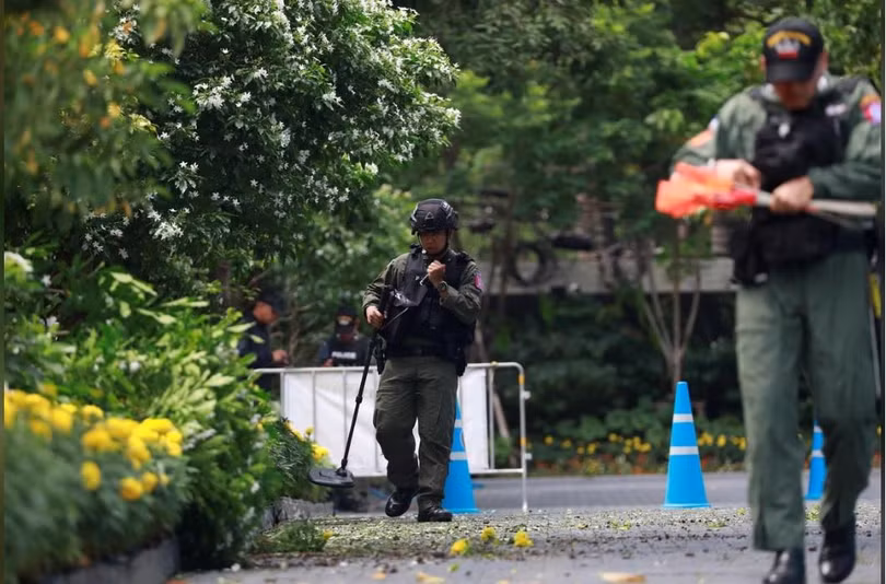 Đội rà phá bom mìn tiếp cận hiện trường một vụ nổ ở Bangkok, Thái Lan hôm 2/8 (Ảnh: Reuters)