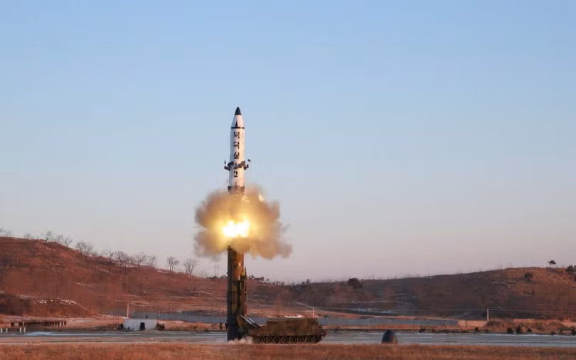 Triều Tiên phóng thêm 2 vật thể được cho là tên lửa đạn đạo tầm ngắn (Ảnh: Reuters)