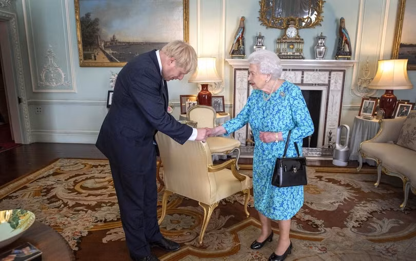 Cựu Thủ tướng Anh Boris Johnson trong một lần gặp gỡ Nữ hoàng Elizabeth (Ảnh: Telegraph)