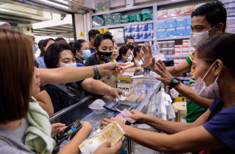 Người dân đổ xô đi mua khẩu trang phòng virus Corona chủng mới tại một cửa hiệu thuốc ở Manila, Philippines (Ảnh: Reuters)