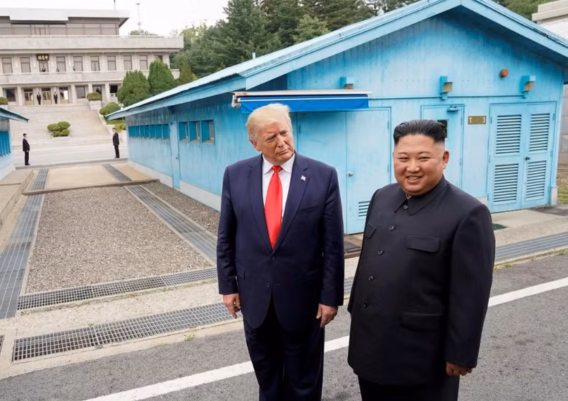 Tổng thống Trump và Chủ tịch Kim trong cuộc gặp tại khu phi quân sự (DMZ) hồi cuối tháng 6 năm ngoái (Ảnh: Reuters)
