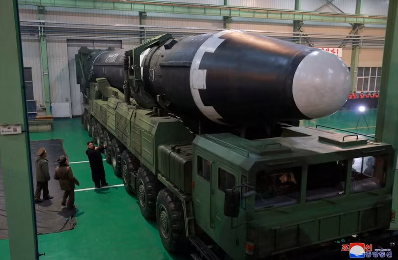 Chủ tịch Triều Tiên Kim Jong-un thị sát một cơ sở chế tạo tên lửa Hwasong-15 (Ảnh: KCNA)