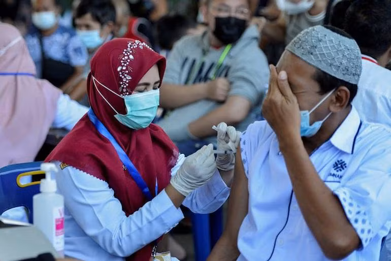 Một người đàn ông Indonesia tiêm chủng vaccine Covid-19 (Ảnh minh họa: AFP).