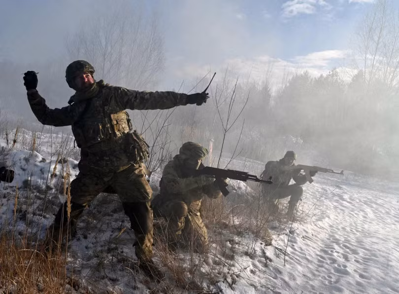 Quân dự bị Ukraine tập luyện gần Kiev phòng trường hợp bị Nga tấn công (Ảnh: AFP) Quân dự bị Ukraine tập luyện gần Kiev phòng trường hợp bị Nga tấn công (Ảnh: AFP)