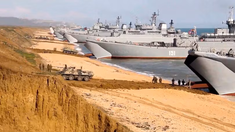 Binh sĩ Nga lên các tàu đang neo ở Crimea trong một cuộc tập trận. Ảnh được công bố ngày 23/4/2021 (Ảnh: Bộ Quốc phòng Nga) Binh sĩ Nga lên các tàu đang neo ở Crimea trong một cuộc tập trận. Ảnh được công bố ngày 23/4/2021 (Ảnh: Bộ Quốc phòng Nga)