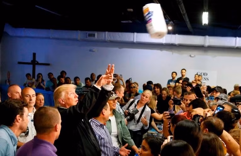 Màn ném giấy gây tranh cãi của Tổng thóng Trump (Ảnh: Reuters) Màn ném giấy gây tranh cãi của Tổng thóng Trump (Ảnh: Reuters)