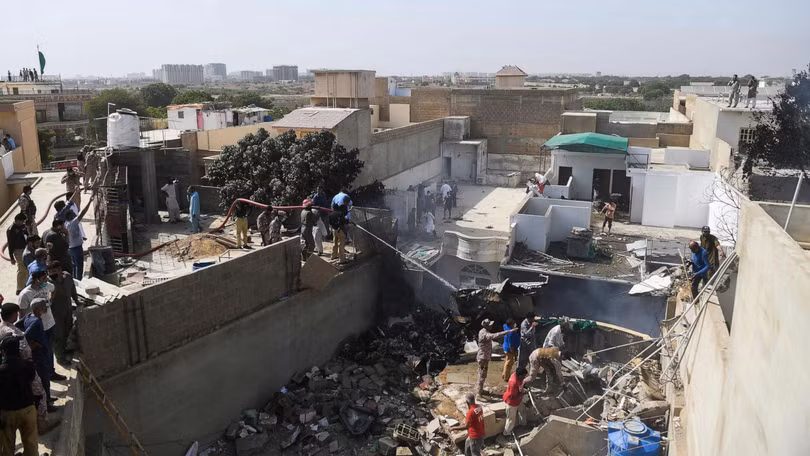 Hiện trường vụ tai nạn máy bay thảm khốc ở tỉnh Karachi, Pakistan (Ảnh: ABC News)