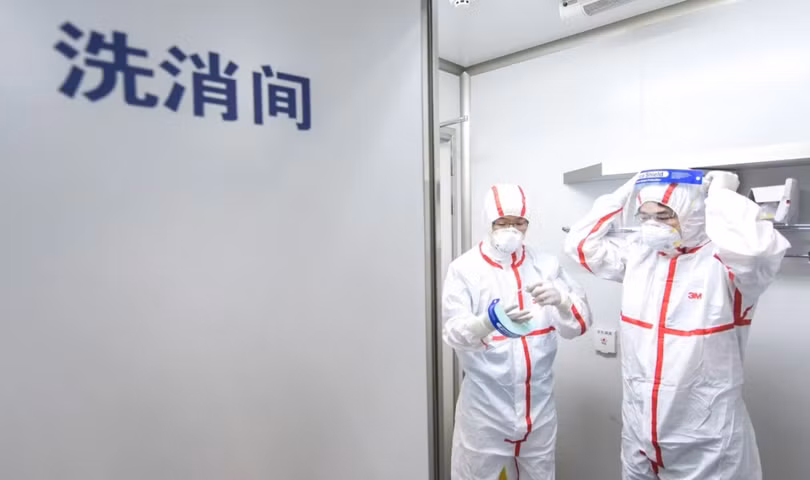 Các nhà nghiên cứu tại Viện Virus Vũ Hán phải trải qua nhiều quy trình an toàn cực kỳ khắt khe (Ảnh: SCMP)