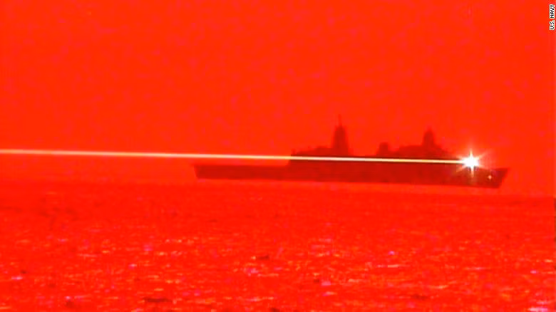 Tàu USS Portland thử nghiệm vũ khí laser trên vùng biển Thái Bình Dương vào ngày 16/5 vừa qua (Ảnh: CNN)