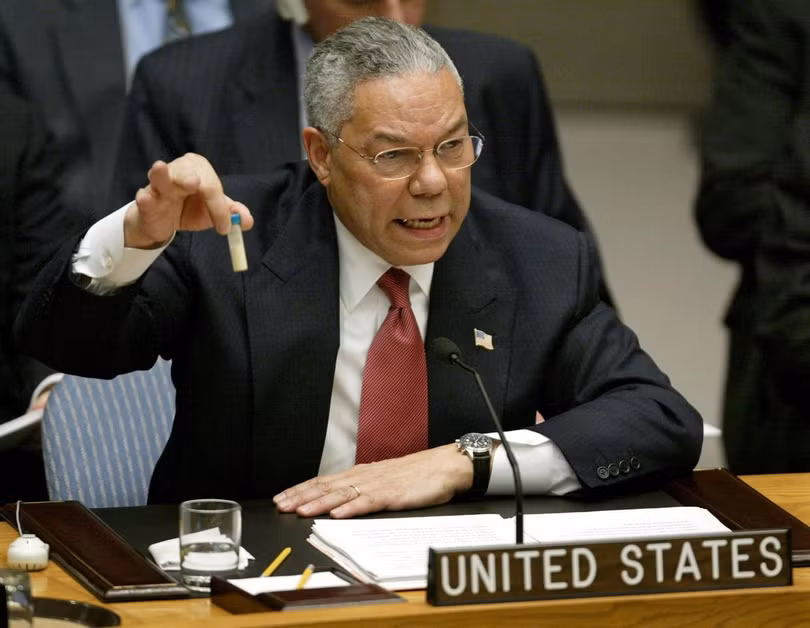 Cựu Ngoại trưởng Mỹ Colin Powell cầm chiếc ống chứa bột trắng như bằng chứng chống lại chính quyền Saddam Hussein (Ảnh: RT)
