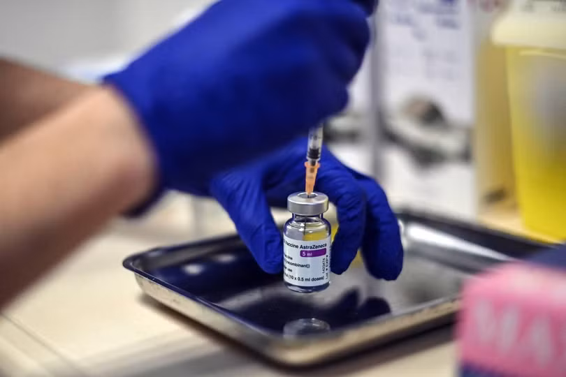 Y tá chuẩn bị vaccine ngừa COVID-19 của AstraZeneca tại bệnh viện Edouard Herriot, Lyon, Pháp (Ảnh: AP) Y tá chuẩn bị vaccine ngừa COVID-19 của AstraZeneca tại bệnh viện Edouard Herriot, Lyon, Pháp (Ảnh: AP)