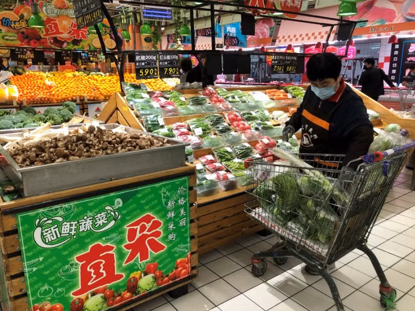 Một người đi siêu thị tại Trung Quốc đầu năm 2020. Ảnh: FAO.