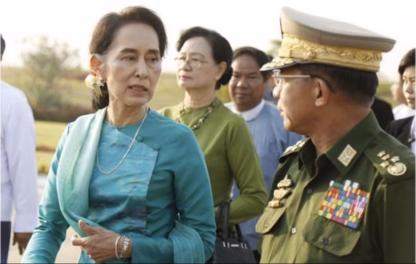 Bà Aung San Suu Kyi và ông Min Aung Hliang (Ảnh: AFP)