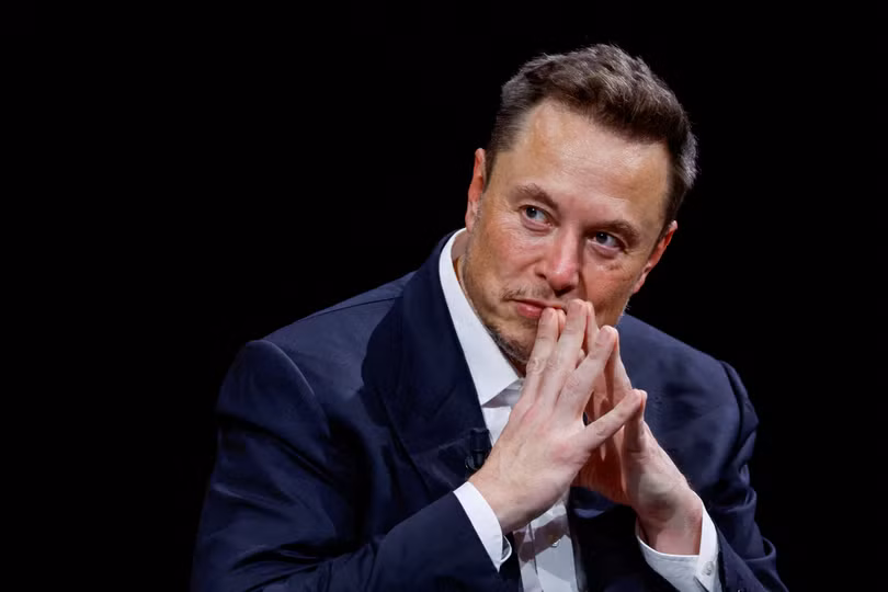 Giá cổ phiếu Tesla giảm 9% trong ngày 19/10 khiến tài sản của Elon Musk bay hơi ít nhất 16 tỉ USD (Ảnh: Reuters)