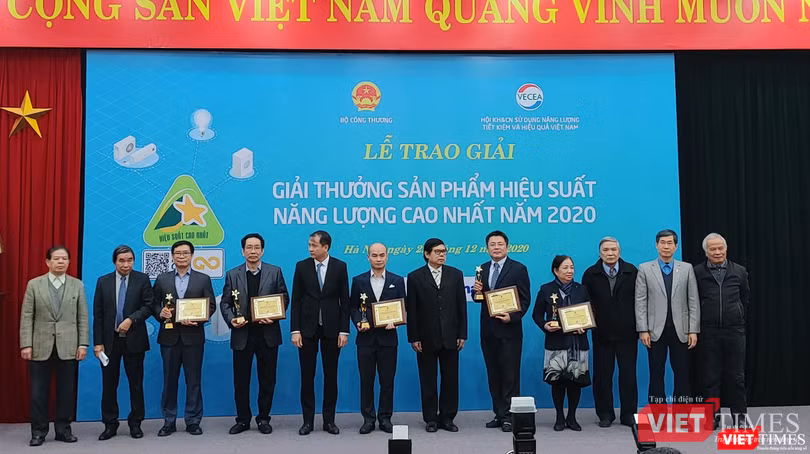 Đại diện các doanh nghiệp đạt giải “Sản phẩm hiệu suất năng lượng cao nhất năm 2020”.