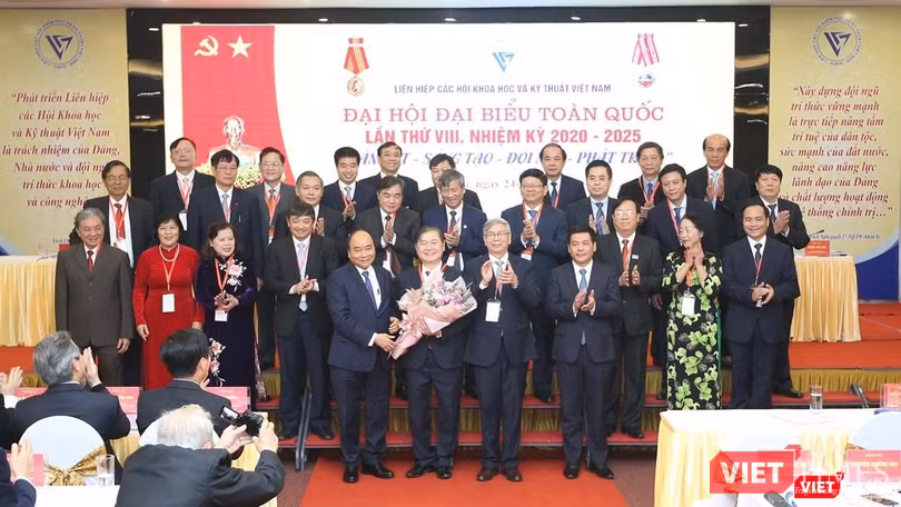 Thủ tướng Nguyễn Xuân Phúc tặng hoa chúc mừng tân Chủ tịch Phan Xuân Dũng. Thủ tướng Nguyễn Xuân Phúc tặng hoa chúc mừng tân Chủ tịch Phan Xuân Dũng.