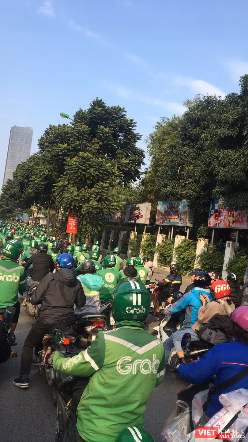 Đoàn xe Grab biểu tình qua đường Nguyễn Chí Thanh, Hà Nội. Đoàn xe Grab biểu tình qua đường Nguyễn Chí Thanh, Hà Nội.