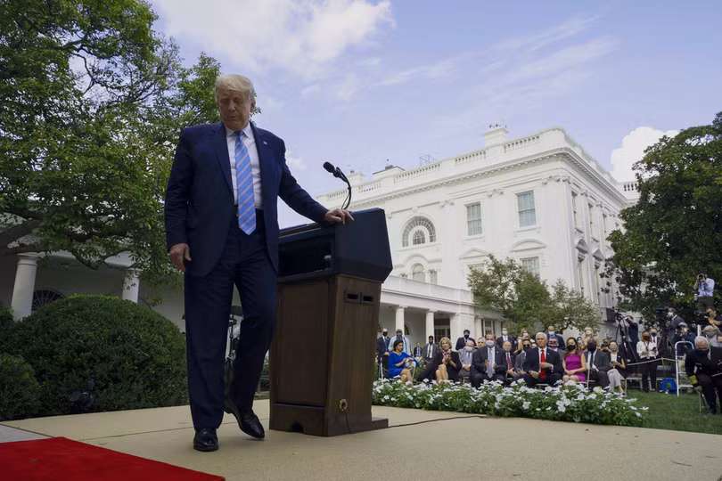 Tổng thống Trump rời khỏi một cuộc họp báo tại Vườn Hồng, Nhà Trắng ngày 28/8 (Ảnh: Politico)