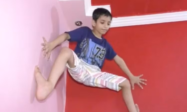 Cậu bé 7 tuổi có khả năng trèo tường ấn tượng mà không dùng bất cứ dụng cụ nào (Ảnh: OC)