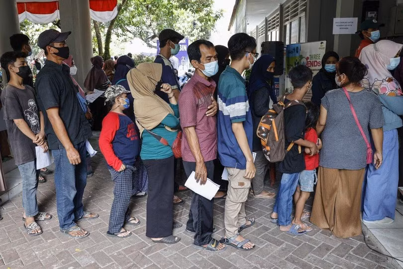 Người dân Indonesia xếp hàng chờ tiêm vaccine ngừa COVID-19 (Ảnh: EPA)