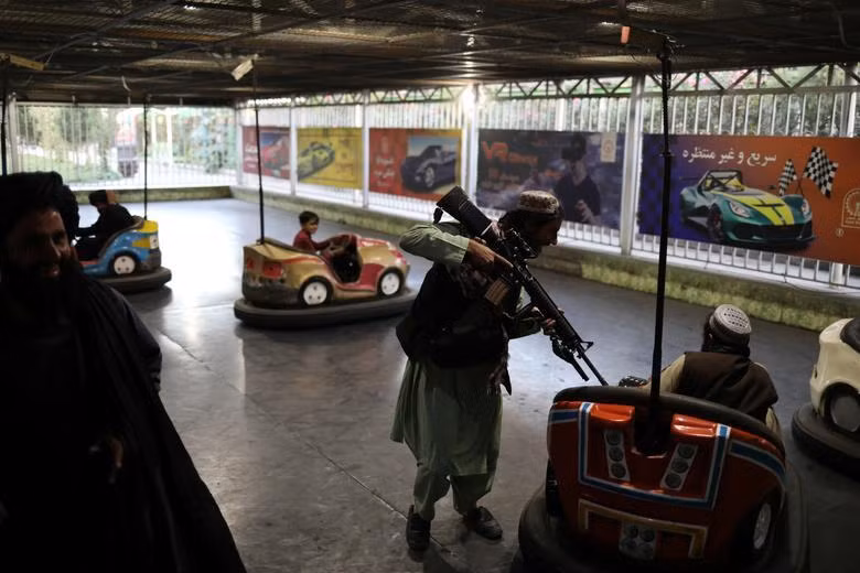 Các binh sĩ Taliban vui chơi trong công viên ở thủ đô Kabul, Afghanistan (Ảnh: Reuters).