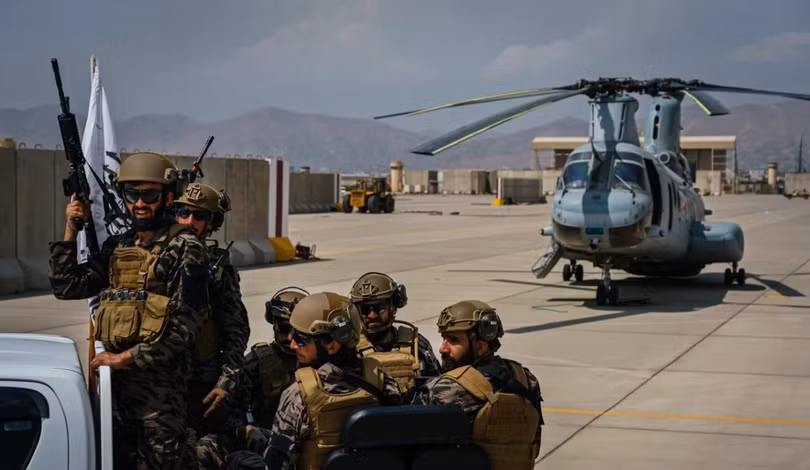 Các tay súng của Taliban canh giữ sân bay Kabul sau khi Mỹ rút khỏi (Ảnh: TNS) Các tay súng của Taliban canh giữ sân bay Kabul sau khi Mỹ rút khỏi (Ảnh: TNS)