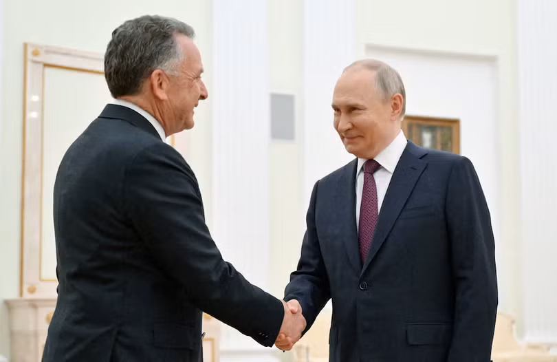 Tổng thống Nga Vladimir Putin (phải) chào đón đặc phái viên của Tổng thống Mỹ Donald Trump, Steve Witkoff, trong cuộc họp tại Moscow, Nga ngày 25/4. Ảnh: Reuters.