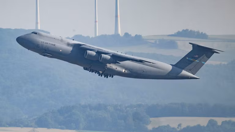 Một máy bay vận tải C5 Galaxy của Không quân Mỹ cất cánh từ Căn cứ Không quân Ramstein ở Đức. Ảnh: Getty.