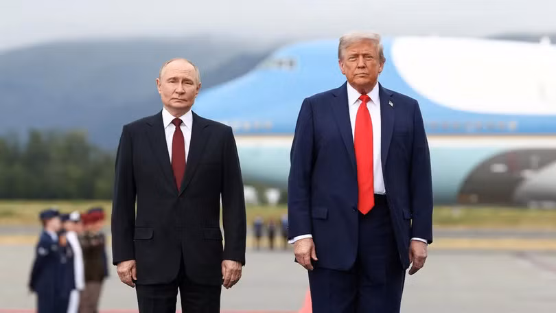 Khi Tổng thống Donald Trump chào đón Tổng thống Nga Vladimir Putin trên đường băng tại Căn cứ Không quân Elmendorf, một máy bay ném bom tàng hình B-2 bay vút trên cao, được hộ tống bởi 4 chiến đấu cơ. Ảnh: Reuters.