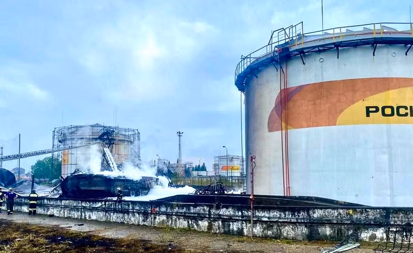 Một kho nhiên liệu bên ngoài Sochi, Nga, sau cuộc tấn công bằng UAV của Ukraine vào đầu tháng này. Ảnh: WSJ.