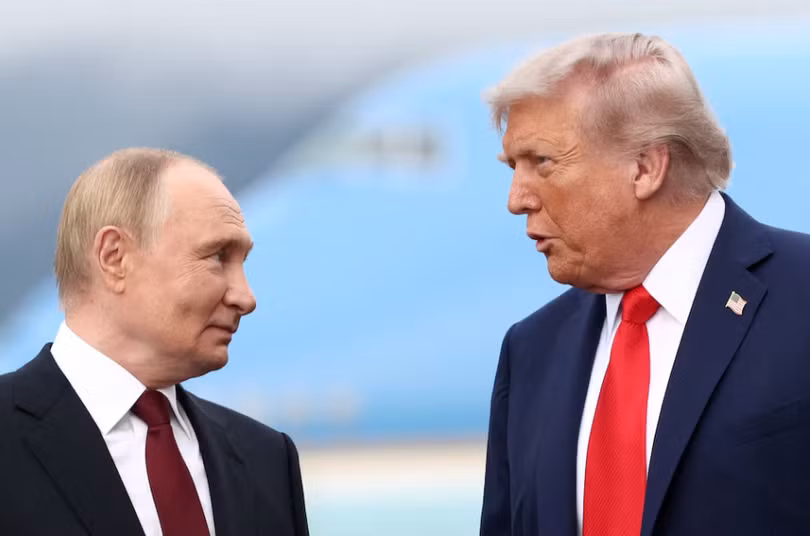 Tổng thống Mỹ Donald Trump nói chuyện với Tổng thống Nga Vladimir Putin tại Căn cứ chung Elmendorf-Richardson ở Anchorage, Alaska, ngày 15/8. Ảnh: Reuters.