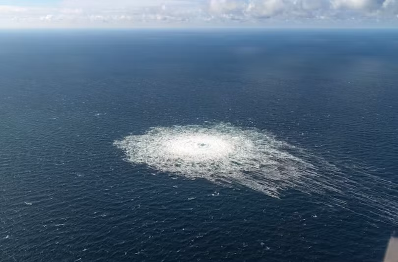 Rò rỉ khí đốt tại đường ống Nord Stream 2 nhìn từ máy bay đánh chặn F-16 của Đan Mạch trên đảo Bornholm, Đan Mạch, ngày 27/9/2022. Ảnh: Reuters.