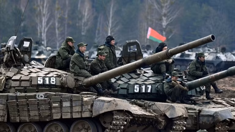Đội xe tăng Belarus trong một cuộc tập trận quân sự ở vùng Brest năm 2023. Ảnh: Sputnik.