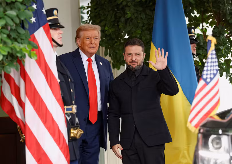 Tổng thống Ukraine Volodymyr Zelensky vẫy tay chào khi gặp Tổng thống Mỹ Donald Trump tại Nhà Trắng, trong bối cảnh các cuộc đàm phán nhằm chấm dứt chiến tranh giữa Nga và Ukraine, tại Washington, D.C. ngày 18/8. Ảnh: Reuters.