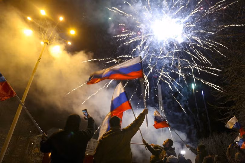 Người dân ở Donetsk ăn mừng sau quyết định công nhận của Tổng thống Vladimir Putin (Ảnh: AP)