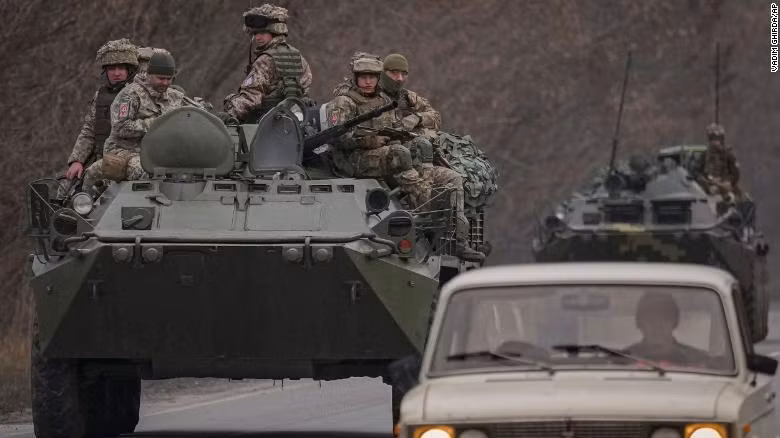 Binh sĩ Ukraine ngồi trên xe thiết giáp trên một con đường ở Lugansk, ngày 24/2 (Ảnh: CNN) Binh sĩ Ukraine ngồi trên xe thiết giáp trên một con đường ở Lugansk, ngày 24/2 (Ảnh: CNN)